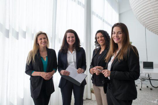 femmes souriantes au bureau