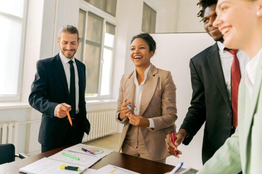 collègues heureux au travail