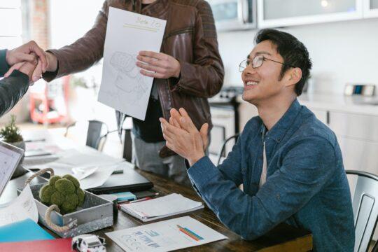 homme qui applaudit au bureau