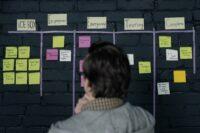 homme devant un mur de post-it