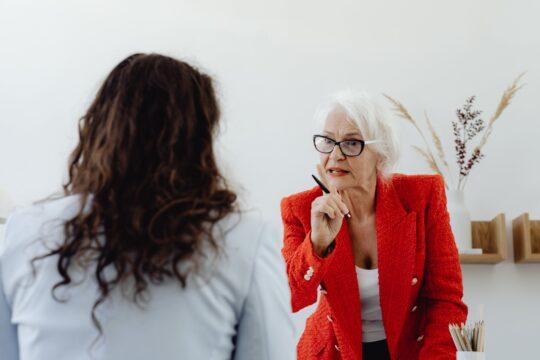 femmes qui semblent avoir une altercation au bureau