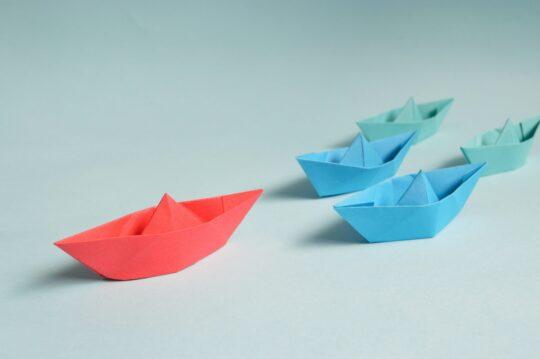 bateaux en papier guidés par un leader