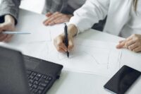 DRH qui analyse des données